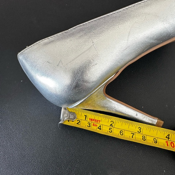 Beautiful silver shoes from laundry list - Picture 7 of 8